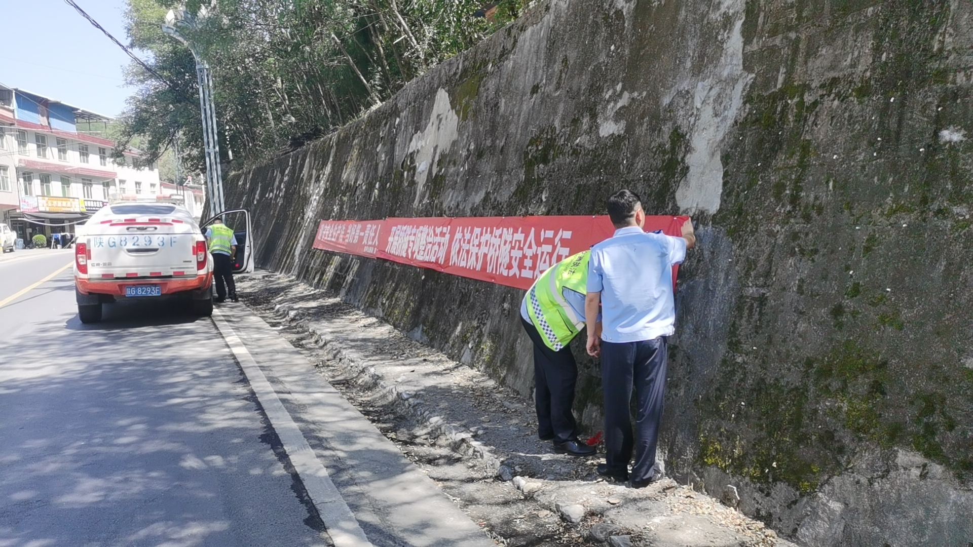 8.14镇坪公路段启动“桥隧专项行动”，确保公路安全畅通 (2).jpg
