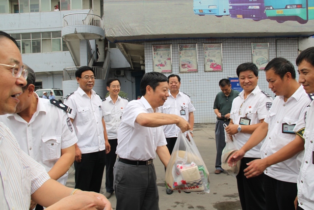 省总工会副主席毛新元来省西安汽车站为一线职工送清凉