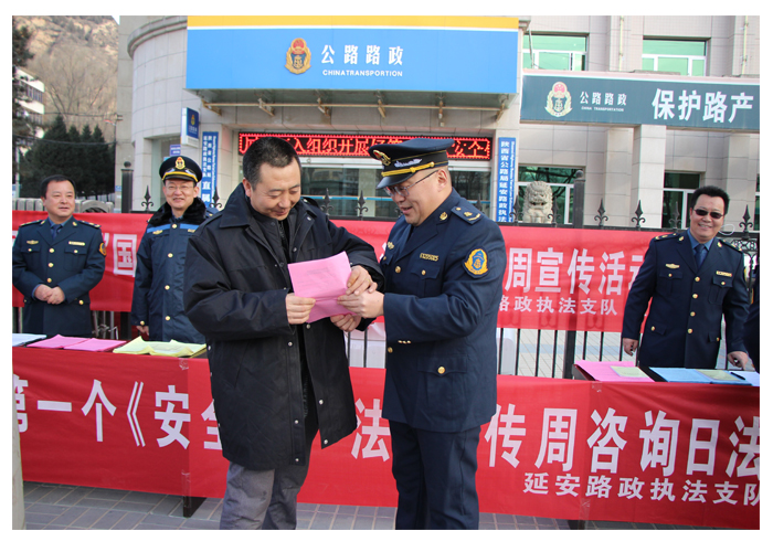 宣讲员耐心为群众进行法律政策讲解